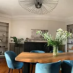 Au Petit Chateau בית אירוח *