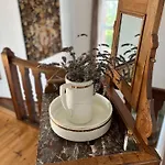 Au Petit Chateau בית אירוח
